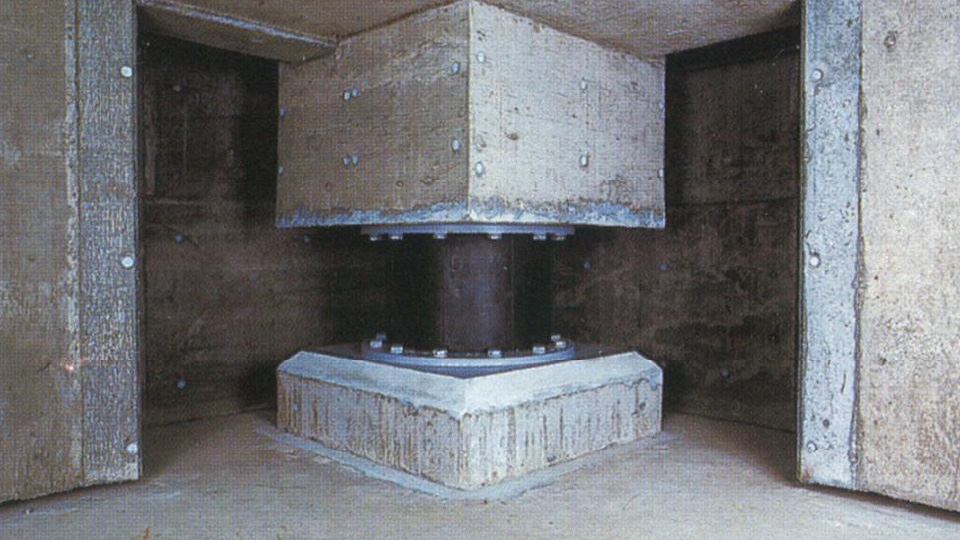 免震装置、設置完了(本社ビル地階)